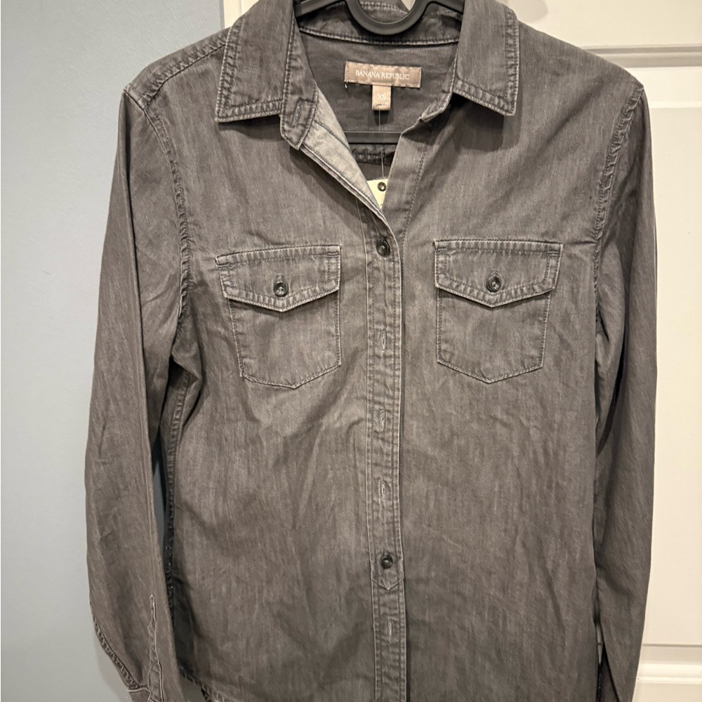 NWT: Banana Republic Gray Button-Up Shirt Sz:XS